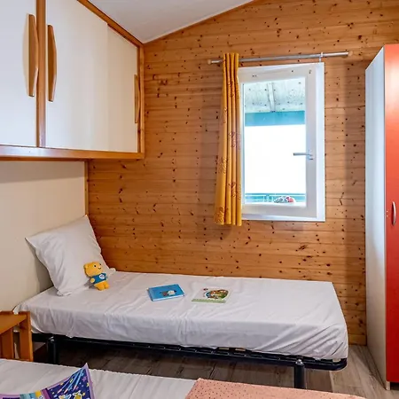 Camping Confortable, Animaux Ok - 8 Pers. - Api-1-52-2910 *